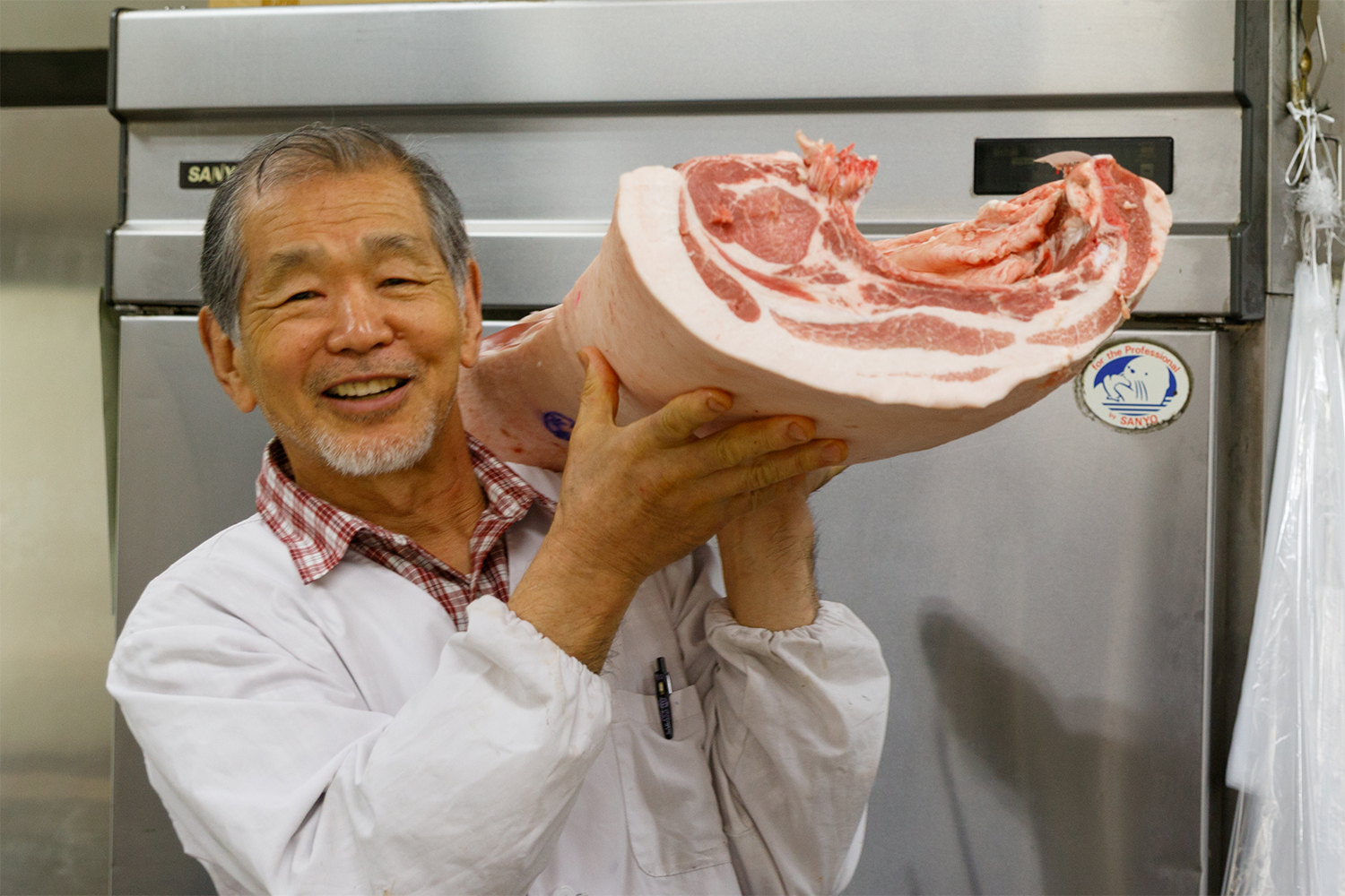 「次はぜひこういう豚肉も食べてみてくれ」と最上級の豚肉を見せてくれた私市さん（兄）