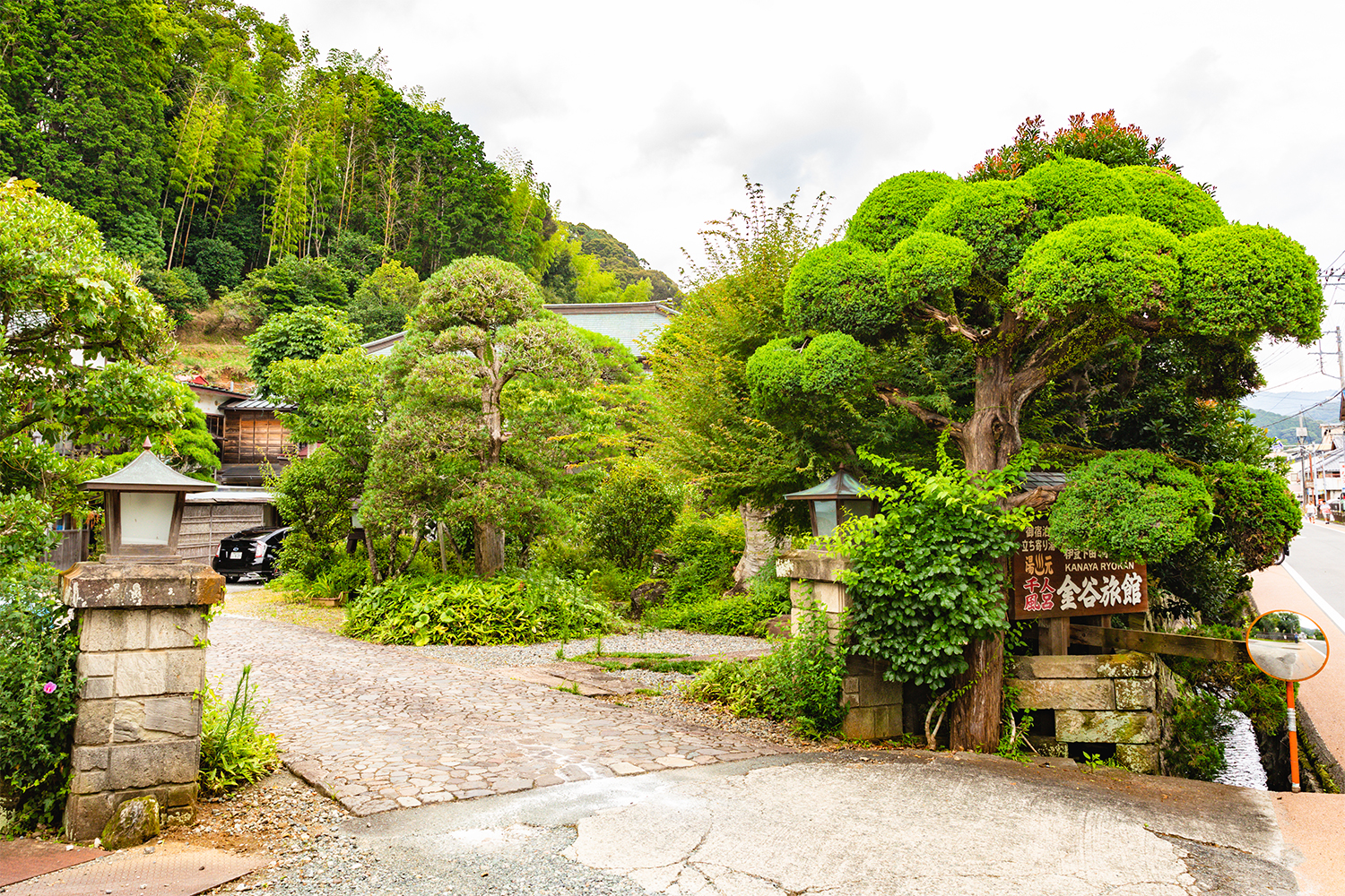 あまりの気持ち良さに2時間以上も長湯してしまった金谷旅館の玄関。江戸末期から続く老舗の雰囲気が漂っている