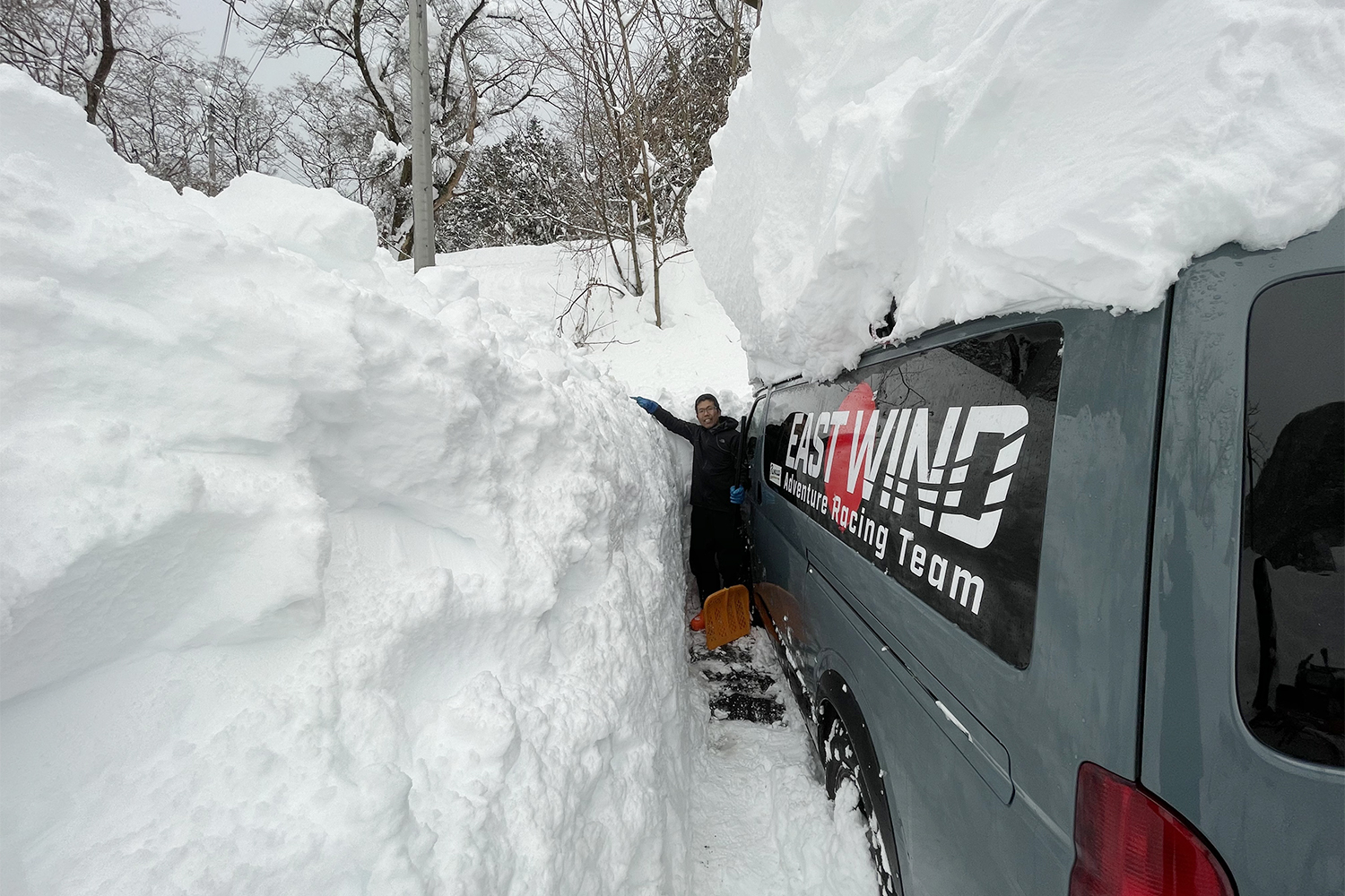 観測史上最大の積雪に埋もれたチームカー