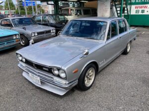 【定番仕様のハコスカ4ドア入庫】