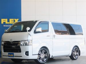 🚩入庫☛【厳選仕入中古車】令和4年式 ハイエースバンS-GL　ダークプライムⅡディーゼル4WD パールホワイトでローダウンスタイルのお車入庫致しました☆☆(XP3371)