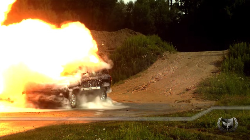 車の近くで爆弾が爆発しても大丈夫なランドクルーザー