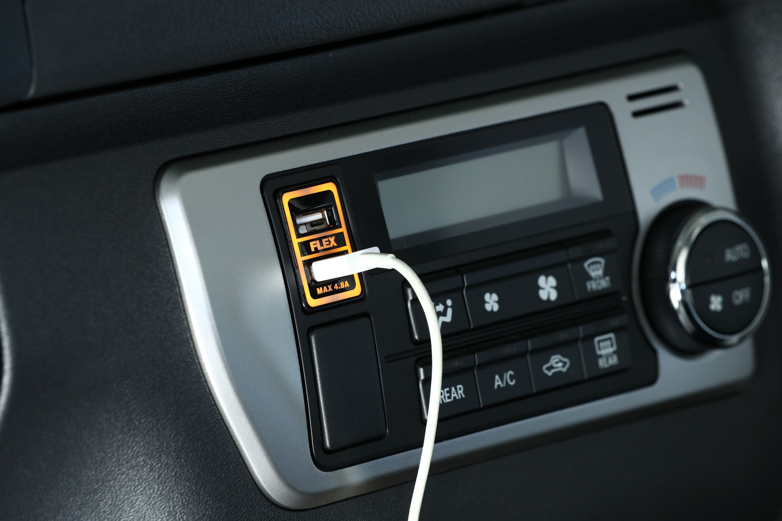 車好きがこだわる Flexオリジナル 急速usb充電器 Usb Socket 4 8a中古車 中古車検索ならflex フレックス