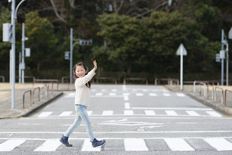 横断歩道を渡る歩行者