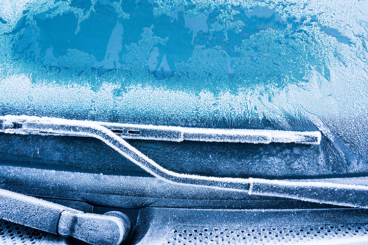 凍った車のウインドウ