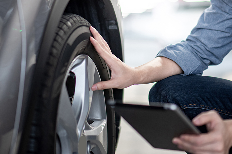 車の査定でチェックするタイヤとホイール