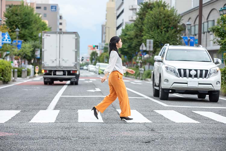 令和5年春の交通安全運動週間。歩行者優先の横断歩道