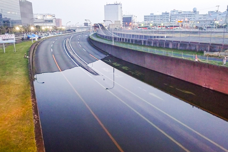 大雨で水没したアンダーパス