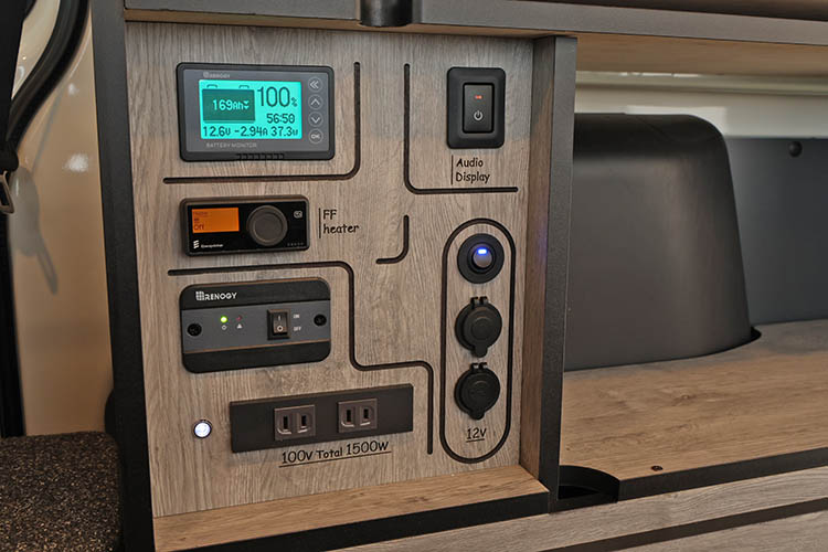 WoodRim（ハイエースバン DX 内装架装）コントロールパネル