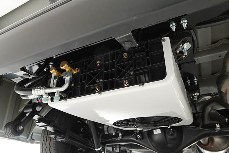 WoodRim（ハイエースバン DX 内装架装）クーラー室外機