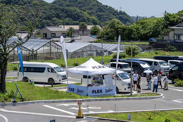 道の駅保田小学校でハイエースのキャンピングカーMOBY DICKとIRONMANランクル70を展示