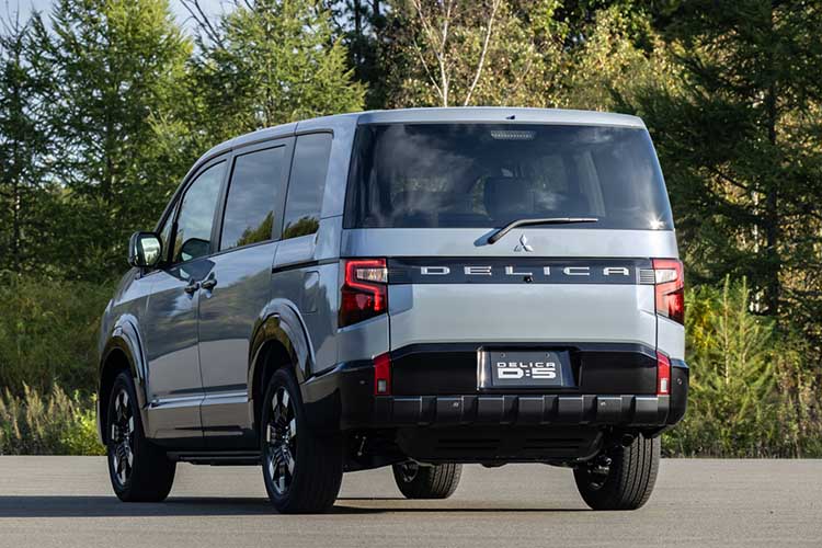 新型デリカD5リアスタイリング