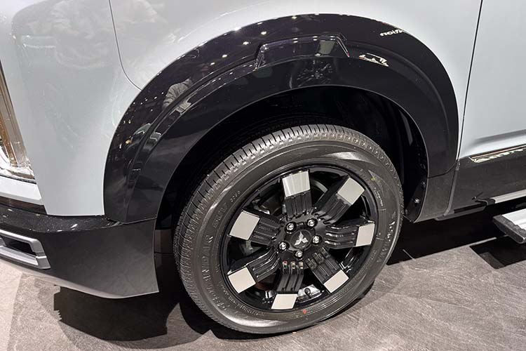 新型三菱デリカD:5 マイナーチェンジ 18インチホイール