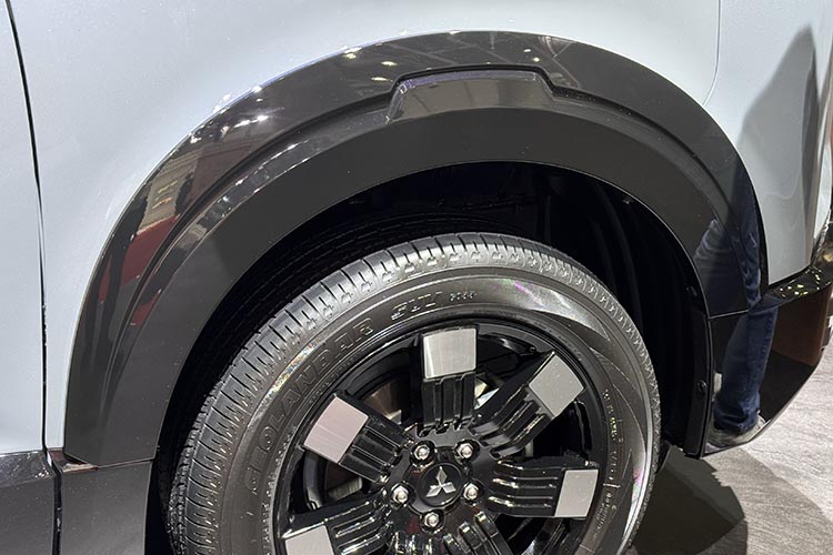 新型デリカD:5 マイナーチェンジ フェンダーアーチモール