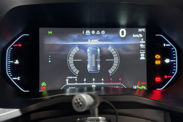 新型デリカD5 8インチカラー液晶メーター