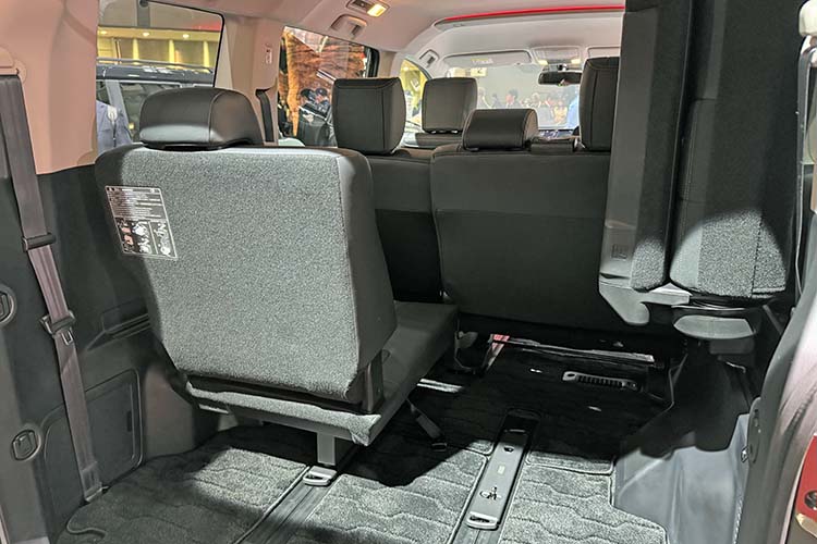 新型三菱デリカD:5 マイナーチェンジ ラゲッジルーム