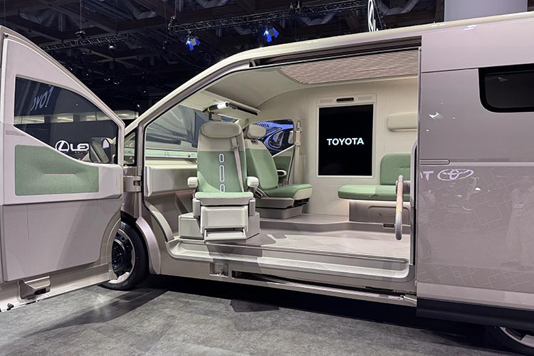 トヨタ ハイエースコンセプト スーパーロング ハイルーフ（ジャパンモビリティショー2025）