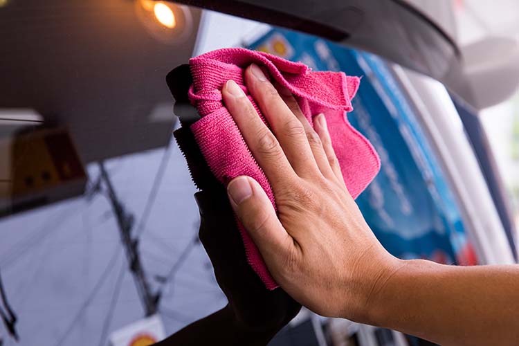 マイクロファイバークロスで拭き上げ