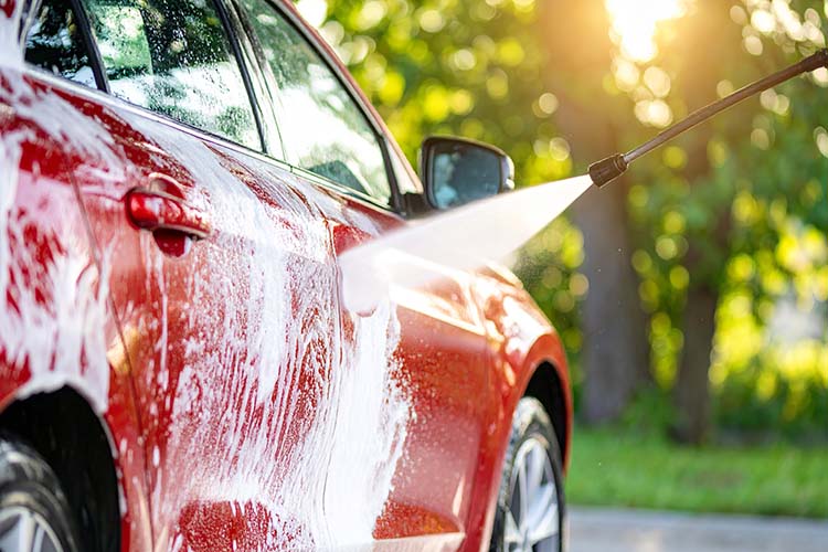 素早くシャワーで洗い流す