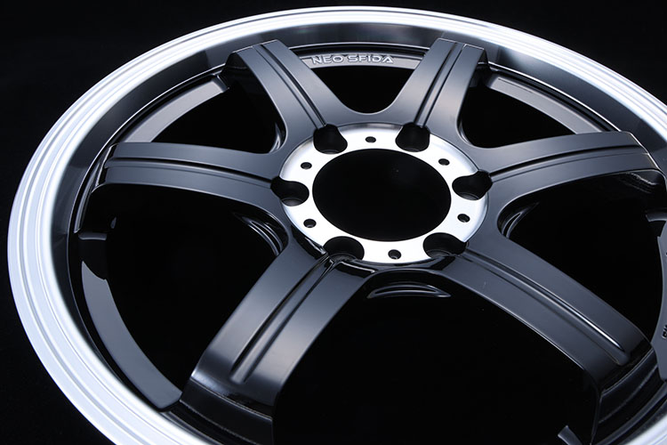 ハイエースの足元をスポーティに飾るオススメのアルミホイール7選