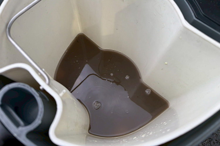 リンサークリーナーで吸い取った汚れを含んだ水