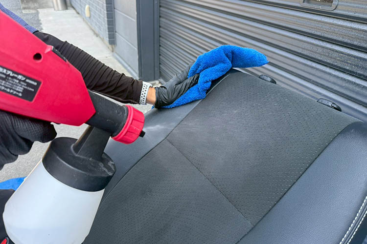 アルカリ性のケミカル剤をスプレーして汚れを浮かせる